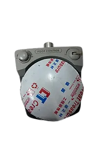 Pédale commande pneumatique.