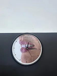 Une collection d'horloges murales décoratives pour cabinet dentaire.